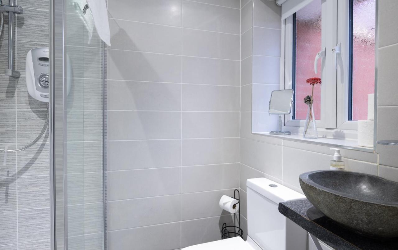 Beautiful House In South Cambridge, 14-Min Drive To The City Centre, Free Parking, No Sofabeds, Sleeps 6 Exterior photo