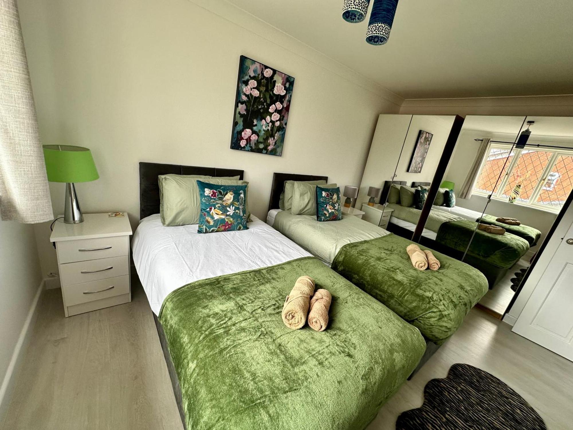 Beautiful House In South Cambridge, 14-Min Drive To The City Centre, Free Parking, No Sofabeds, Sleeps 6 Exterior photo